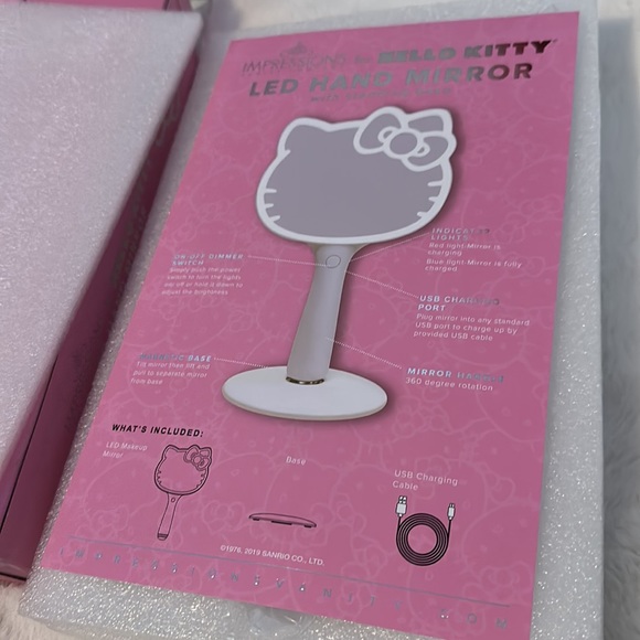 Impression Vanity Hello Kitty Led Hand Mirror with Standing base - Picture 3 of 5